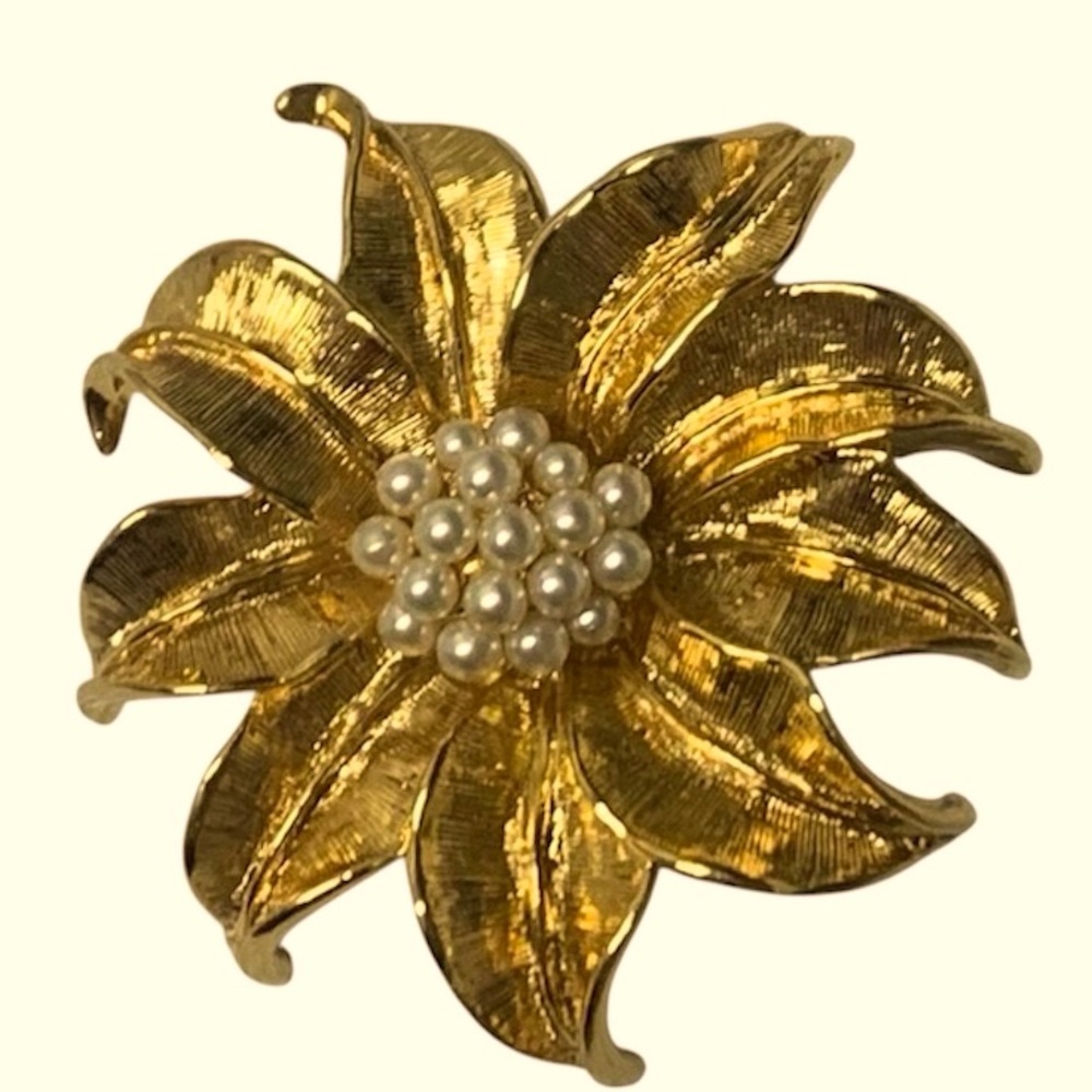 Vintage Avon Gold Tone Poinsettia Pearls Lapel Pin Brooch Christmas Flower